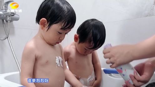 三孩来了：日月星爸爸给三胞胎同时洗澡，众人--能分清吗？