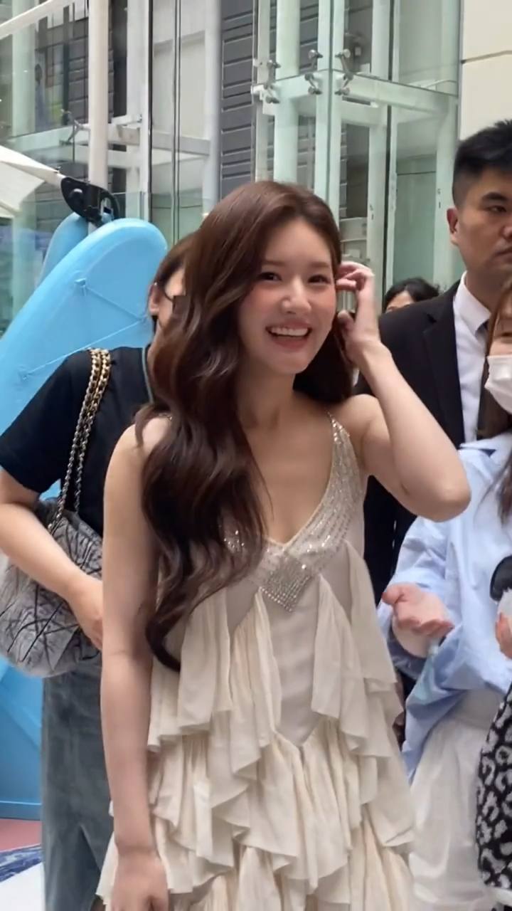 赵露思活动视频,近距离看露思,太美了