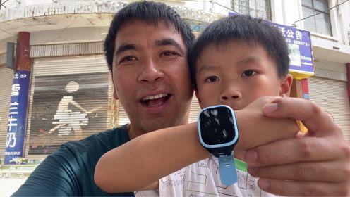 6岁儿子想要电话手表，父亲带他去买，没想到免费得了一个