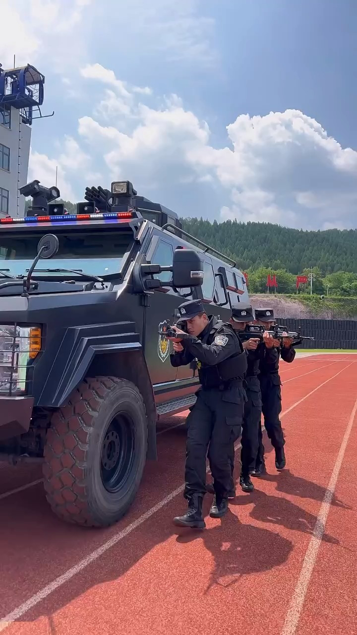 带您感受一下特警装甲车,安全感爆棚!