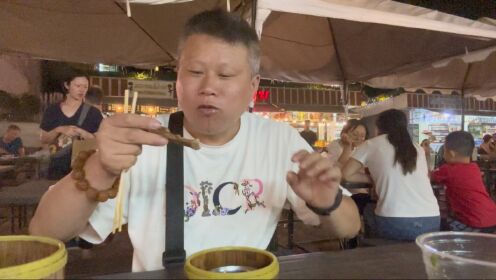 安徽小伙在老挝，带大家打卡琅勃拉邦美食街，这里美食好吃又便宜
