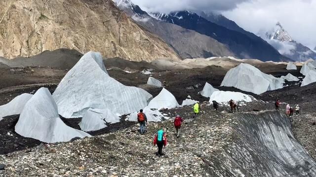 行走在世间的尽头:巴基斯坦K2乔戈里峰徒步路上,巨大的冰塔林下小伙伴们正在前行!#k2乔戈里峰 #巴基斯坦k2大本营徒步