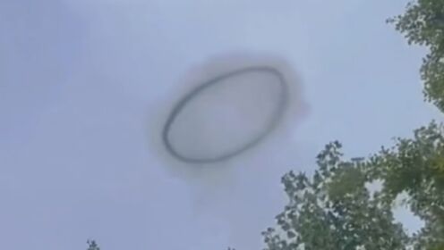 大连上空出现神秘黑圈疑似UFO，游乐场：喷火类表演设备喷出来的