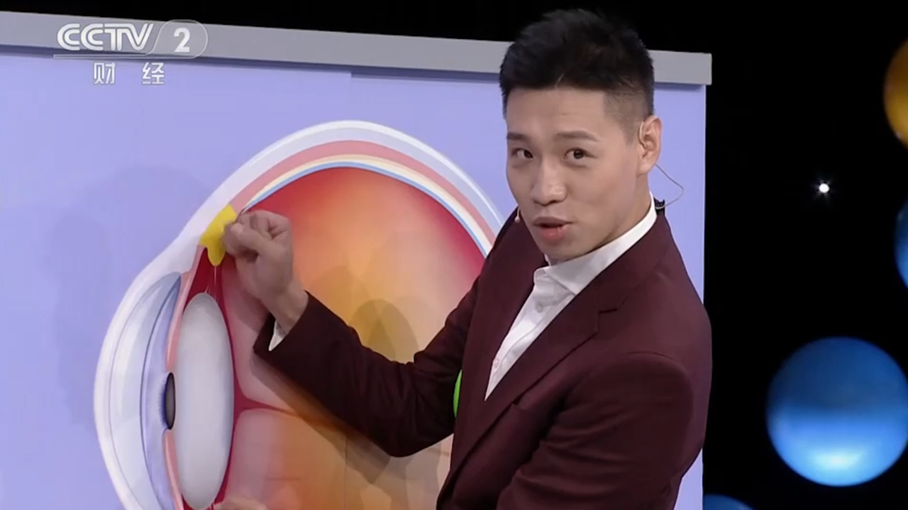 主持人用玩具现场演示