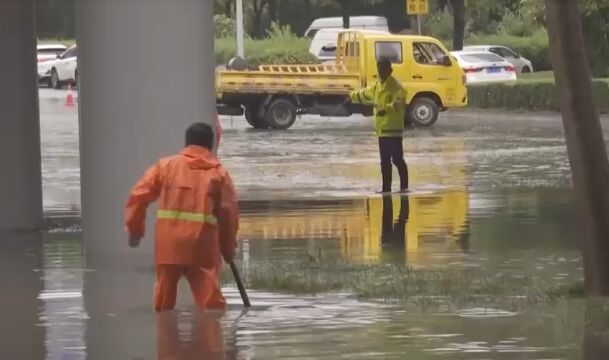 陕西西安:迎来强降雨,道路积水交通受阻