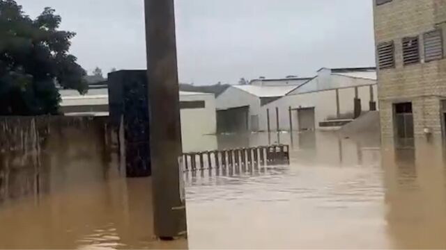 广东揭阳暴雨致多地积水,紧急转移被困群众