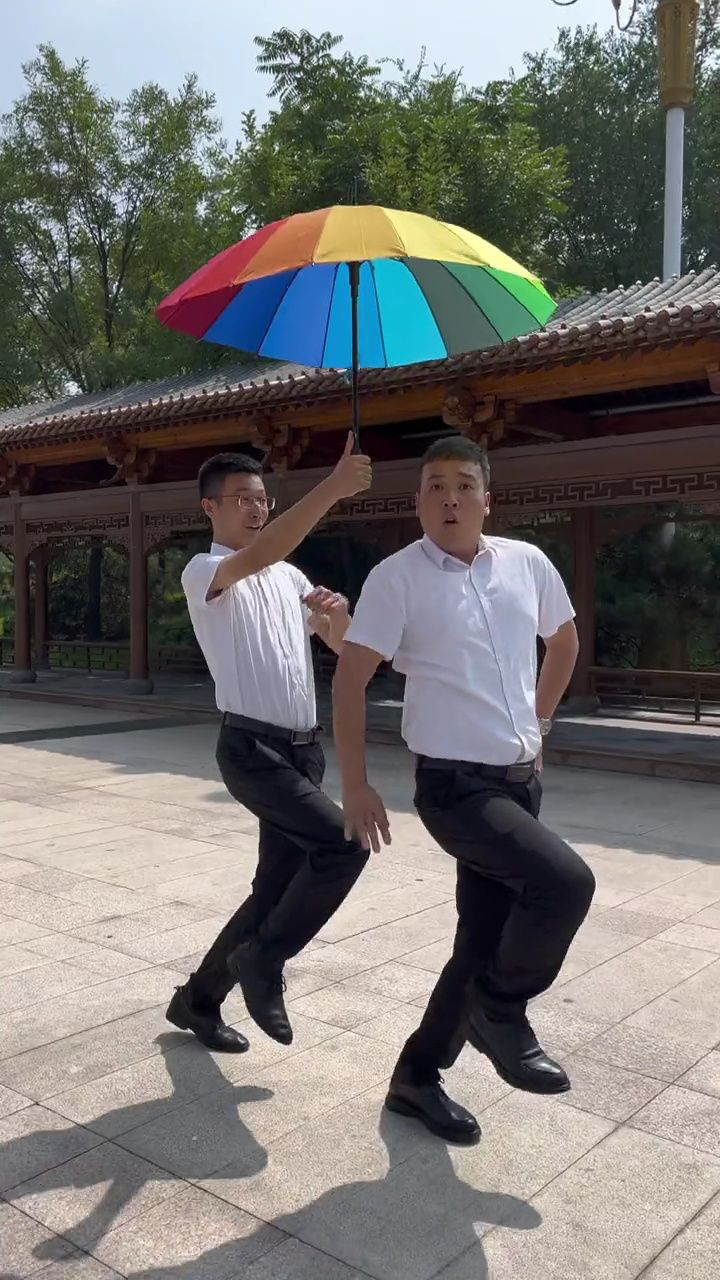 这歌太欢乐了,再跳一段#专治不开心 #跟着节奏嗨起来 打伞排骨哥