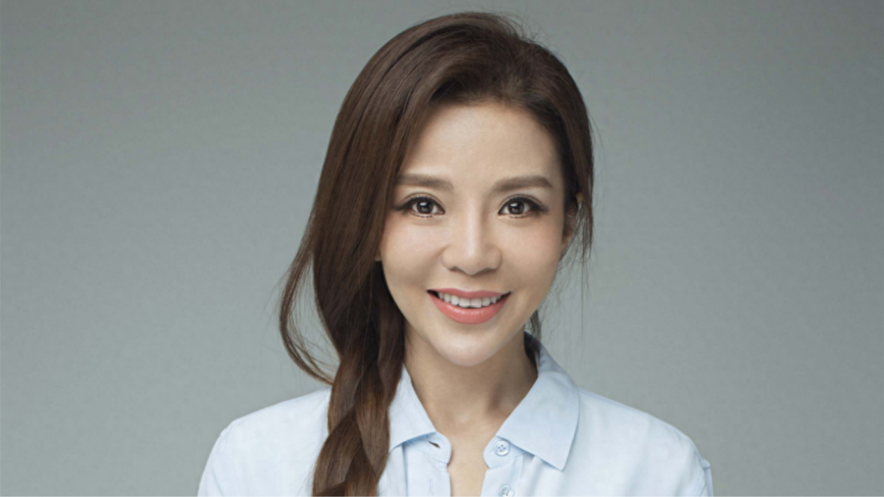 50岁朱迅近照大变样,皮肤蜡黄皱纹明显好憔悴,丈夫刚低调升官