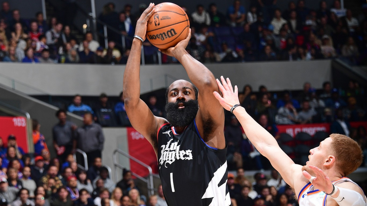 球场魔术师哈登12次精彩助攻花式喂饼戏耍尼克斯全员太秀了