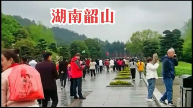 今天湖南韶山下雨毛主席铜像广场游客依然络绎不绝