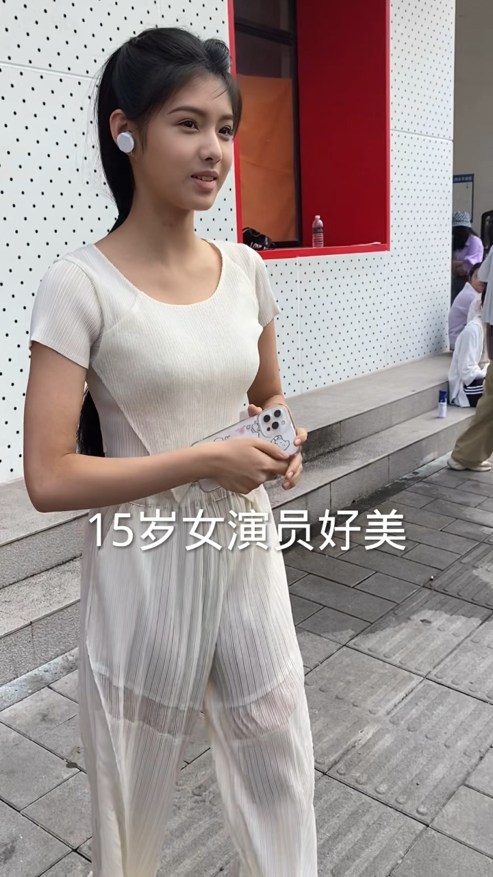 15岁艾米好美呀,长大了也会是个大明星!