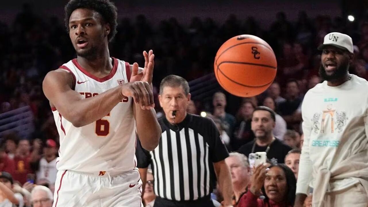 布朗尼大学首秀!詹姆斯场边为之疯狂 追身钉板大帽,像极老父亲