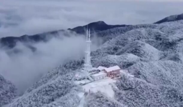 重庆黔江,高山发射台清雪除冰,确保广播电视信号畅通