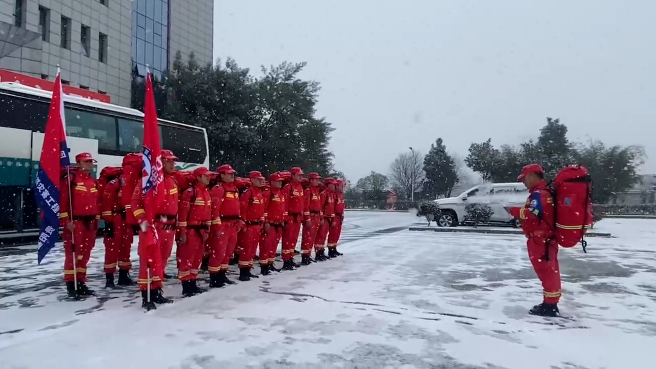 云南昭通塘房镇山体滑坡中国安能专业救援力量冒雪驰援