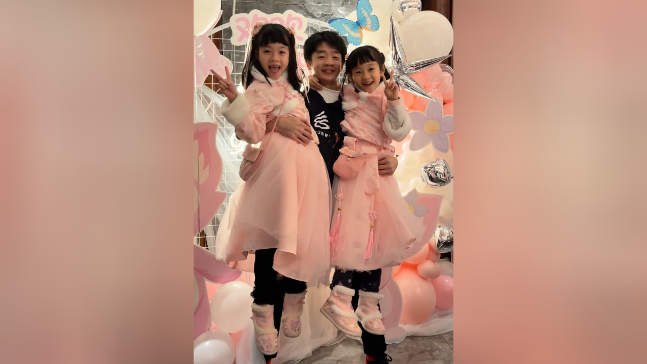 杨威一家为双胞胎女儿庆祝7岁生日,杨阳洋送给妹妹们作业和文具袋