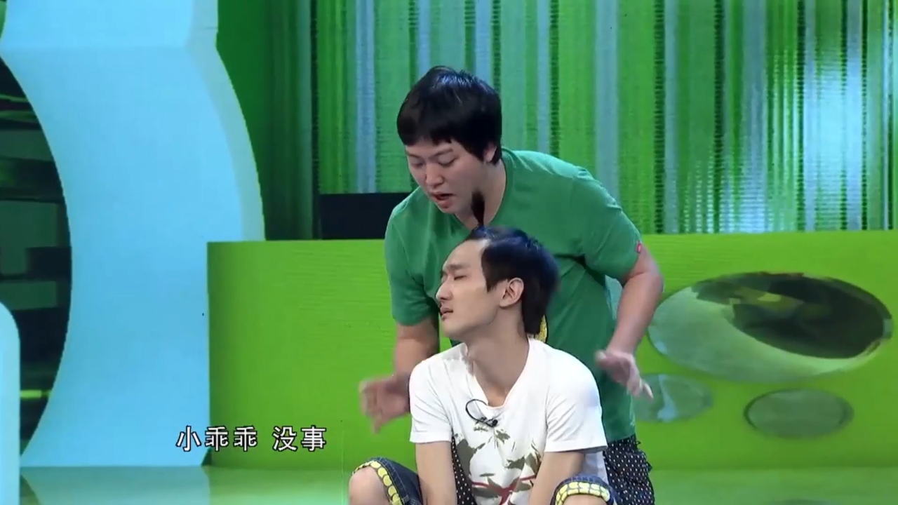 小品《宠物情缘》,张一鸣给狗狗扎小辫,爆笑接连不断