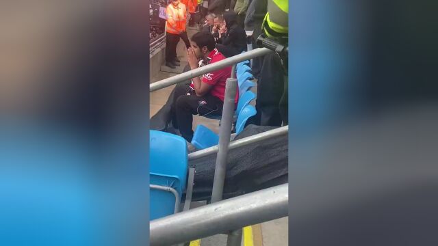 看台上的曼联球迷遭骑脸嘲讽曼城球迷哭吧哭吧快哭吧
