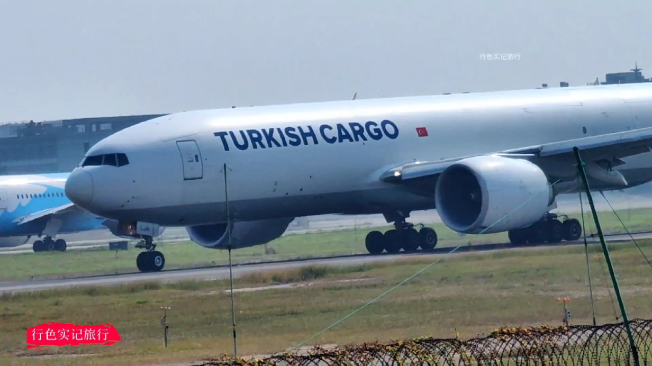广州白云机场,实拍4架波音777全货机满载货物起飞,犹如大鹏展翅