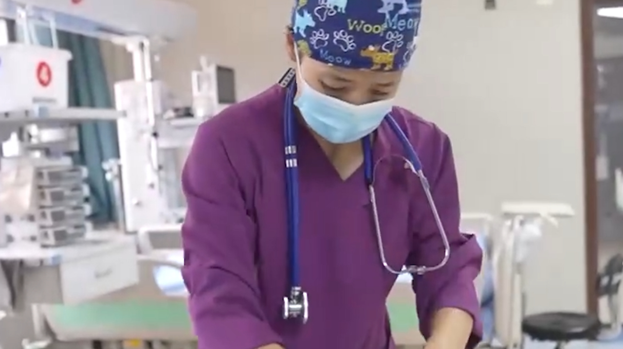 张瑛给人的感觉是话很少,但是对官兵十分切,医德十分高尚