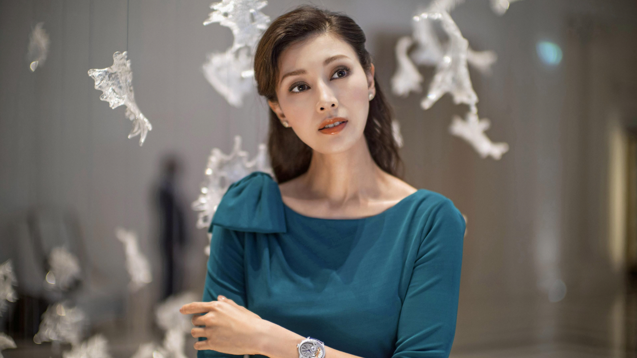 53岁李嘉欣美过岁月,网友大夸气质优雅很漂亮,一看就知道很善良