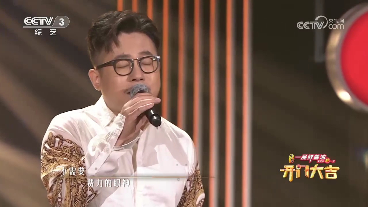 许鹤缤深情演绎《怀念青春》,动人旋律温暖如初,令人陷入回忆