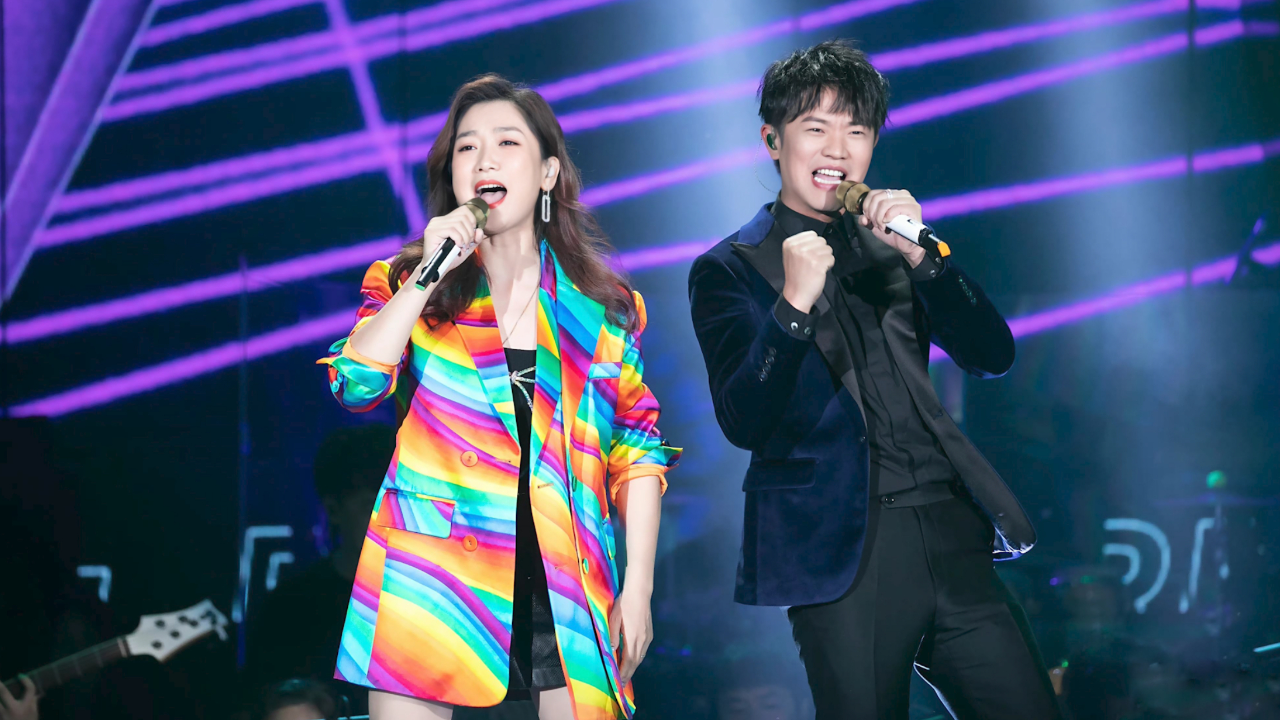 凤凰传奇山河图遇冷,数万歌迷不会唱全程闭嘴,曾毅玲花不当工具人了