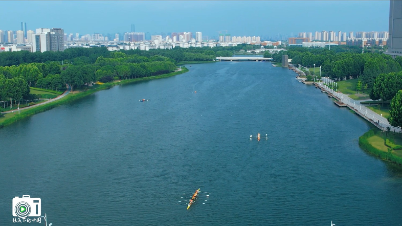 郑州龙子湖湖面碧波荡漾,皮划艇在其中穿梭,让人感觉心旷神怡