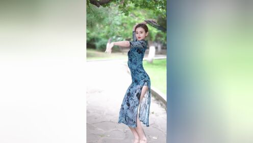 山朦胧,水朦胧,家人在梦中#旗袍#古典舞