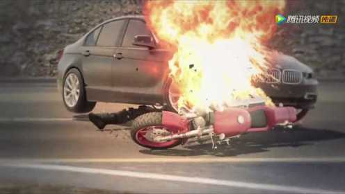 摩托车与汽车相撞起火 骑手被卡车底无法动弹