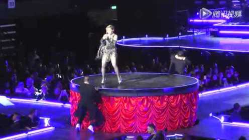 陈奕迅上舞台与麦当娜互动被踢腚