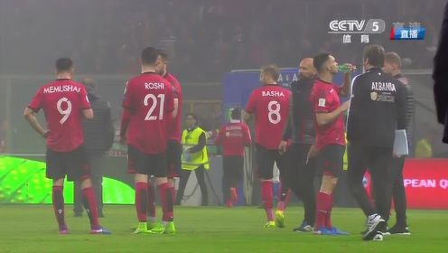 阿尔巴尼亚球迷大闹球场 投掷烟花致比赛暂停
