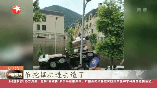 重庆:大吊车作业意外翻覆 砸坏高压线阻断交通