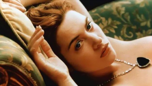 《泰坦尼克号》杰克为罗丝画像，罗丝脖子上的“海洋之心”太美了