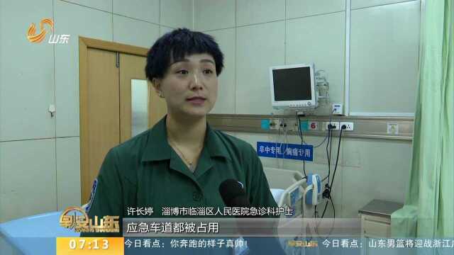 高速突发车祸 医护人员为救伤员奔跑