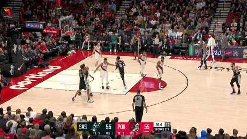 《NBA全场集锦》单打白边丝毫不惧 阿德大基本功后仰跳投打进