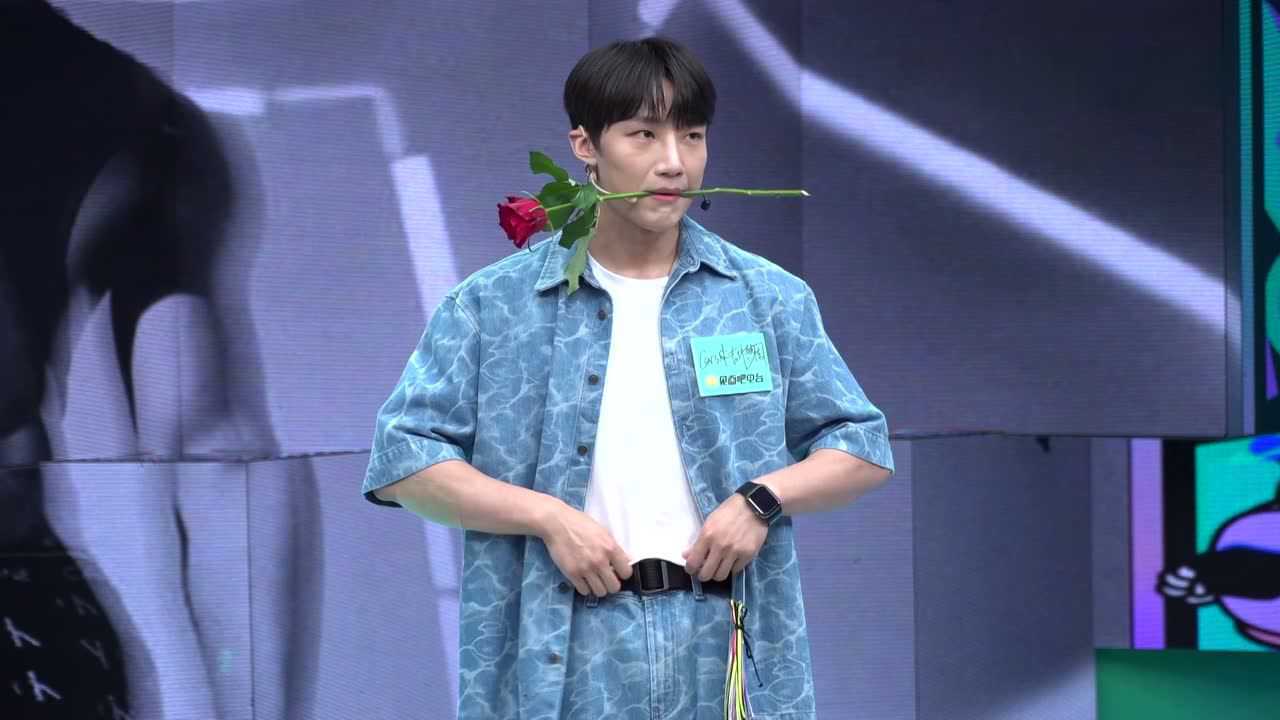 胡梦周变身广告model,现场大秀腹肌