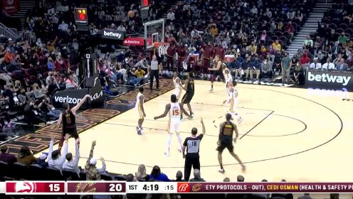 《NBA骑士》高举三分标志开心庆祝！乐福外线架炮连续轰进两记三分炸裂全场