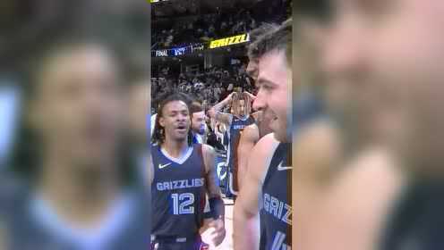 《NBA全场集锦》一战成名！康查尔赛后采访队友团团围住疯狂庆祝
