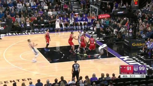 《NBA全场集锦》神奇的一刻！福克斯失去重心随手一抛稳稳落袋