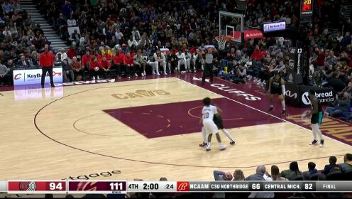 《NBA骑士》配合天衣无缝！阿伦空中连线莫布里双臂灌篮奠定胜局
