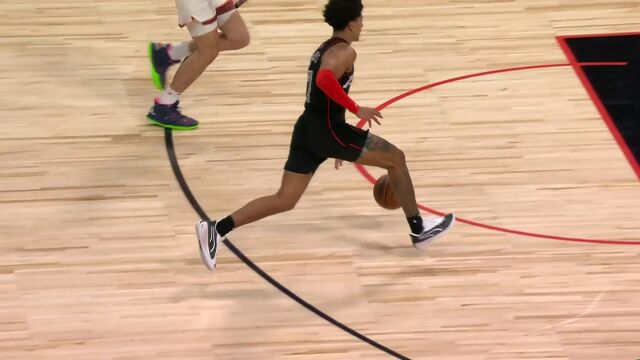 看着就危险！海斯无视尤班克斯背后犯规依旧扣成2+1