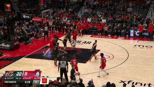 眼里只有篮筐！勒维尔快攻妙传莫布利一飞冲天双手暴扣