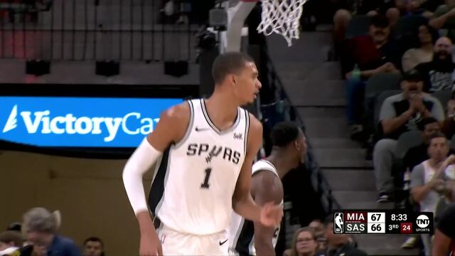 成为我的背景板！文班亚马篮下接瓦塞尔助攻举火烧天单手劈扣