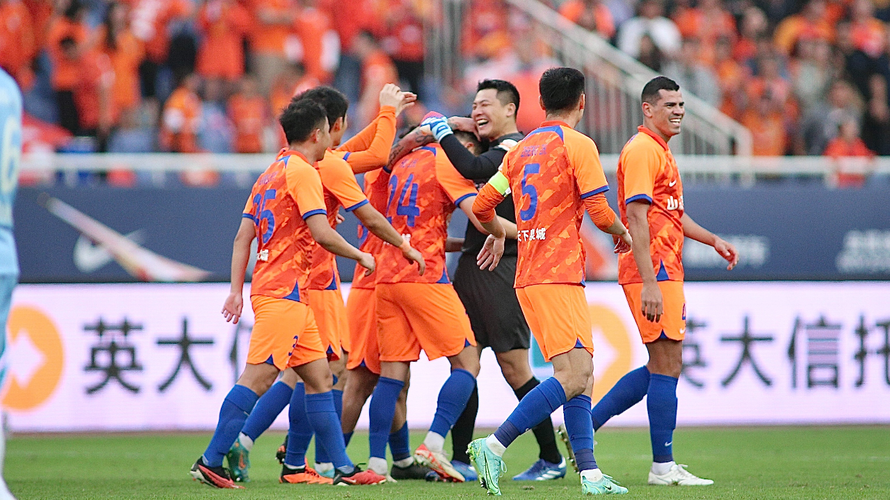 【集锦】山东泰山5-1河南队 胡靖航上演帽子戏法 廖力生轰世界波