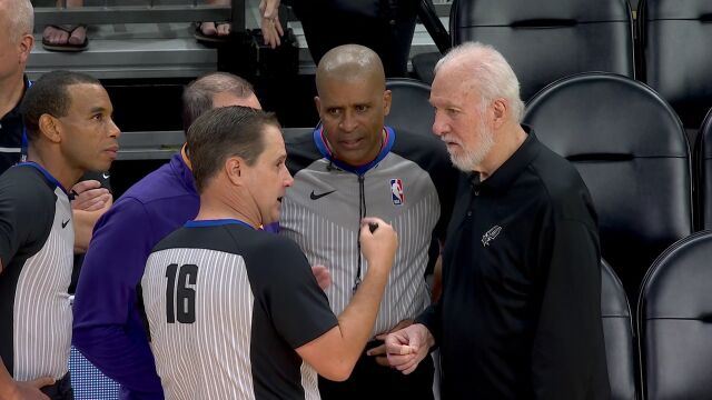 波波维奇场边开会：你们还是年轻人不要气馁 投篮不进不要情绪低落要先退防