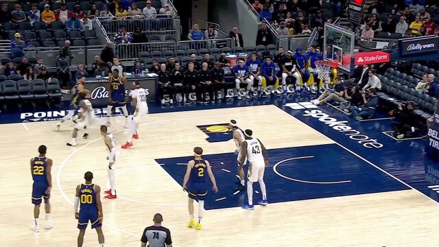 不让投就突破！库里强突篮下轻松打成2+1