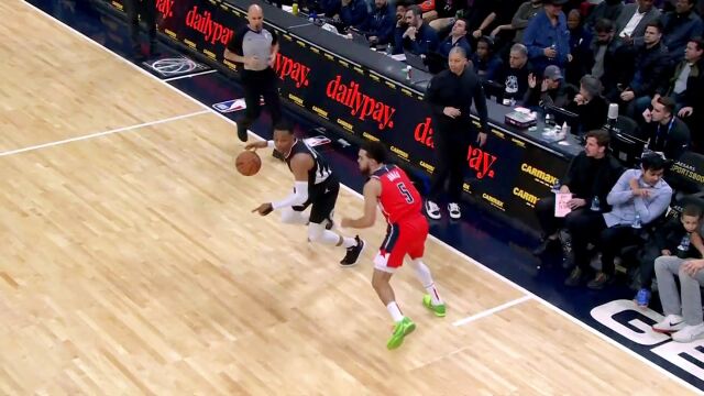 威少强硬突破妙传普拉姆利打成2+1