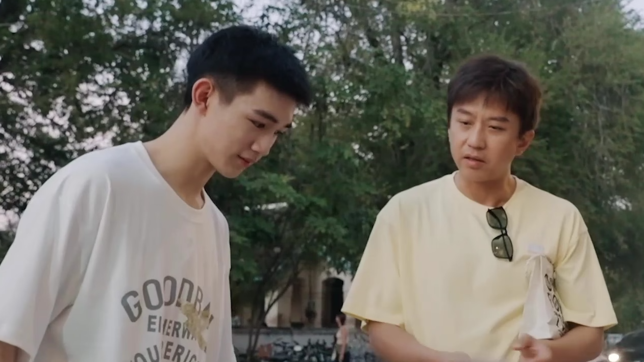 哈哈哈哈哈第4季丨心软的神邓超买了摆摊小孩所有的画