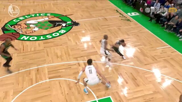 如入无人之境！塔图姆1v3强硬上篮