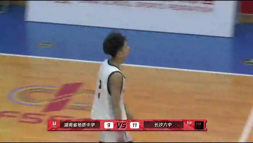 爆发力十足!张文杰利用速度优势完成上篮